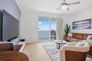 Living area - Luxury, Kids friendly,  1-bedroom, 2 bathroom condo in Panama City Beach (Panama City Beach)