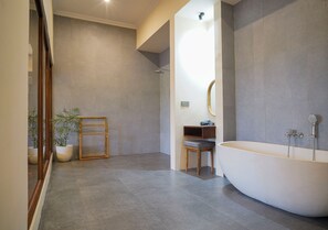 Family Villa, Pool View | Bathroom | Towels, soap, shampoo, toilet paper - DENAYA UBUD VILLA (Ubud)