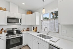 Private kitchen - "Kalama Calm" - new, tranquil 2-bedroom house in vibrant Kalama, Washington (Kalama)