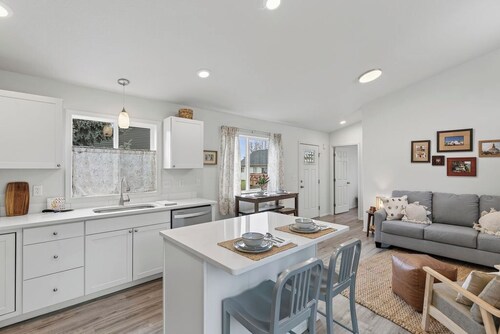 "Kalama Calm" - new, tranquil 2-bedroom house in vibrant Kalama, Washington