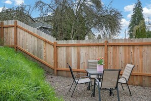 Outdoor dining - "Kalama Calm" - new, tranquil 2-bedroom house in vibrant Kalama, Washington (Kalama)