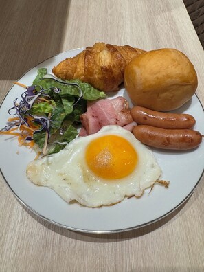 A plate with a croissant, a sausage, a fried egg, and a salad. - One minute from Minowa Station, five minutes to Ueno Station on the Hibiya Line, two stations. Convenient living facilities around. (台東区)