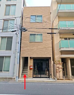Exterior detail - One minute from Minowa Station, five minutes to Ueno Station on the Hibiya Line, two stations. Convenient living facilities around. (台東区)