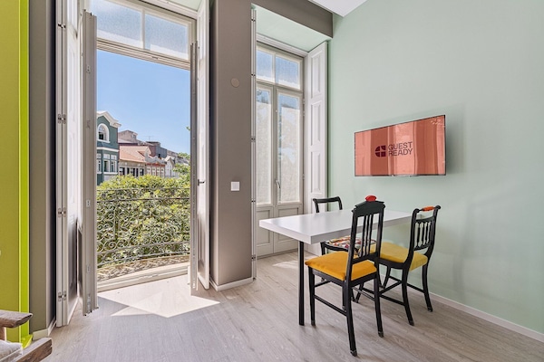 Apartment (One-Bedroom Premier Apartment) | Individually decorated, individually furnished, desk, laptop workspace