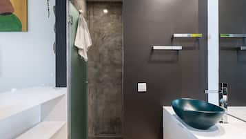 Apartamento (Apartment - Split Level) | Baño | Ducha, secador de pelo, toallas y jabón