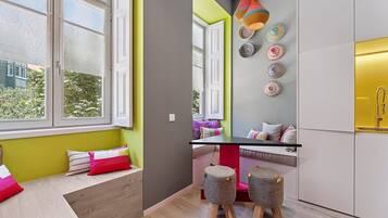 Estudio (Standard Triple Studio) | Decoración individual, mobiliario individual, escritorio