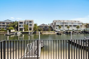 Property grounds - Oatland 26 Esplanade Coastal Retreat (Runaway Bay)