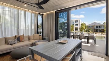 Pientalo, parveke, järvinäköala | Ulkoruokailutilat