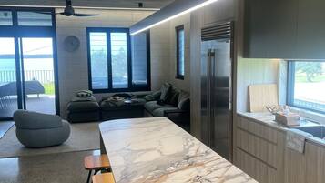 Townhouse, balkong, utsikt mot innsjø | Innvendig