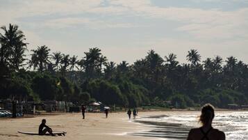 Gần bãi biển, cát trắng