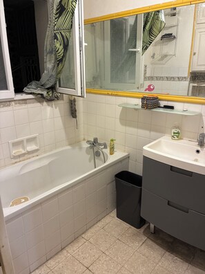 Unclassified image, 3 of 6, button - Vrbo Property (Montpellier)