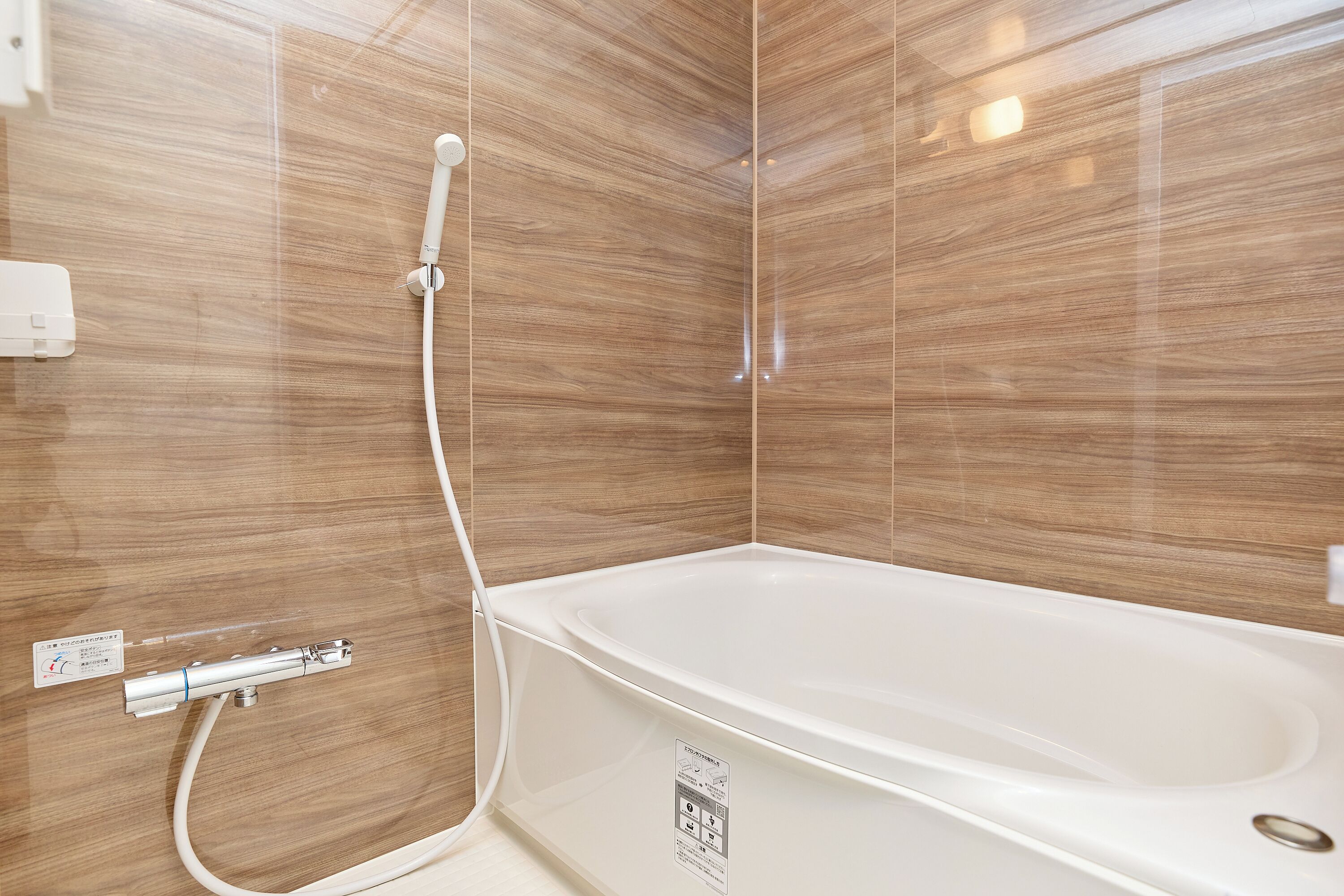 Bañera con ducha, secador de pelo, toallas, shampoo