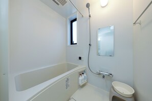 Departamento | Baño | Tina con regadera, amenidades de baño gratuitas, secadora de cabello 