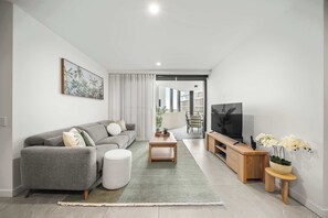 TV - Avalon Riverfront Escape in Maroochydore (Maroochydore Region)