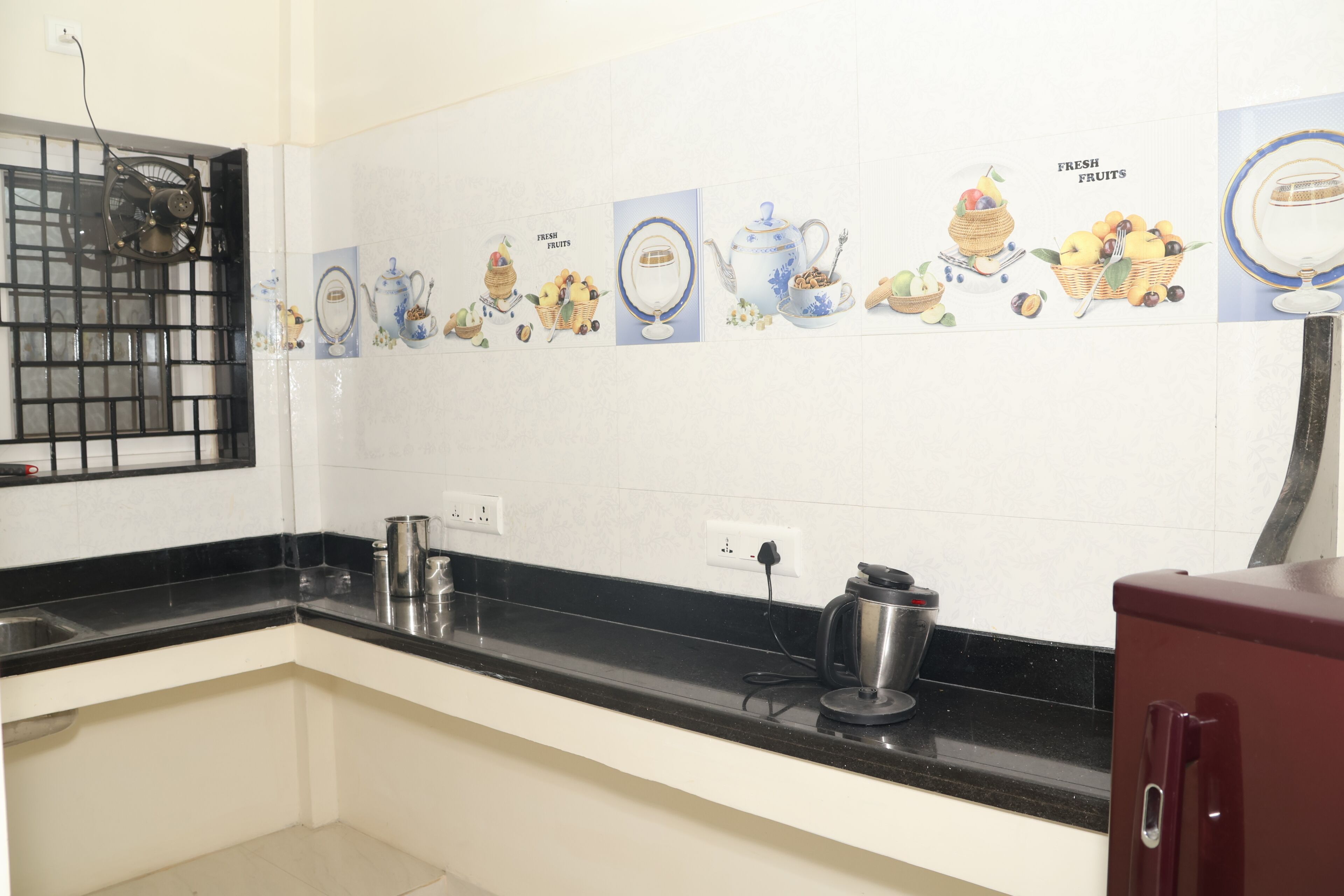 Deluxe Apartment | Private kitchen | Full-size fridge