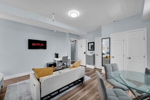 Interior - Guestic at Queen West (Toronto)