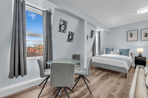 Guestic Hotel at Queen West