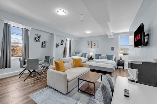 Guestic Hotel at Queen West