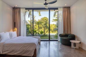 Suite Deluxe, vista a la alberca | Ropa de cama hipoalergénica y caja de seguridad en la habitación