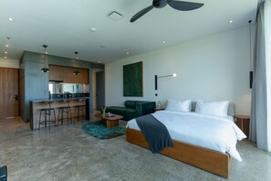 One Bedroom Deluxe Suite With Fully Equipped Kitchenette | Caja de seguridad en la habitación, wifi gratis y ropa de cama