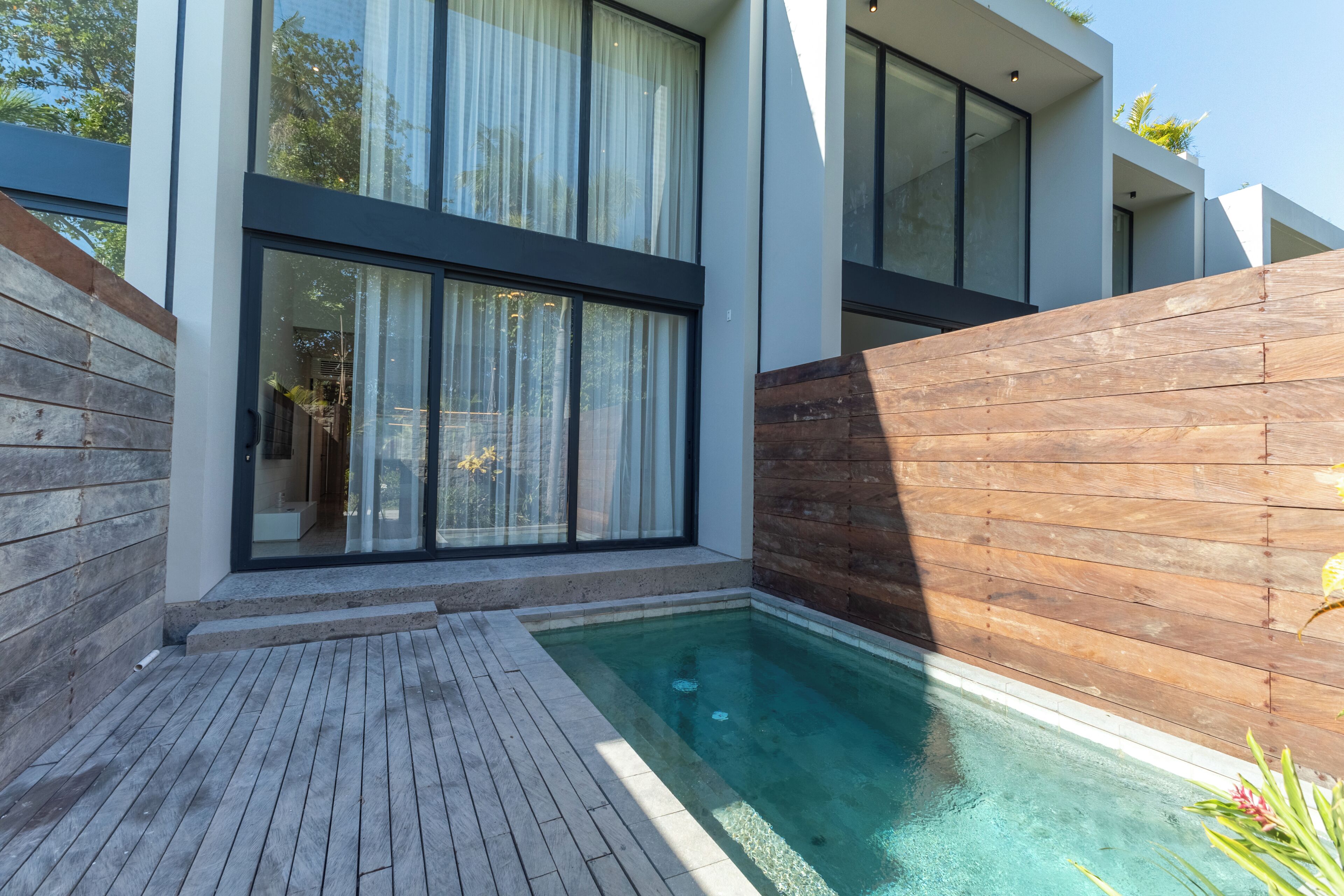 Villa, 2 habitaciones, vista a la alberca | Ropa de cama hipoalergénica y caja de seguridad en la habitación 