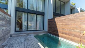 Villa, 2 habitaciones, vistas a la piscina | Ropa de cama hipoalergénica, caja fuerte, escritorio