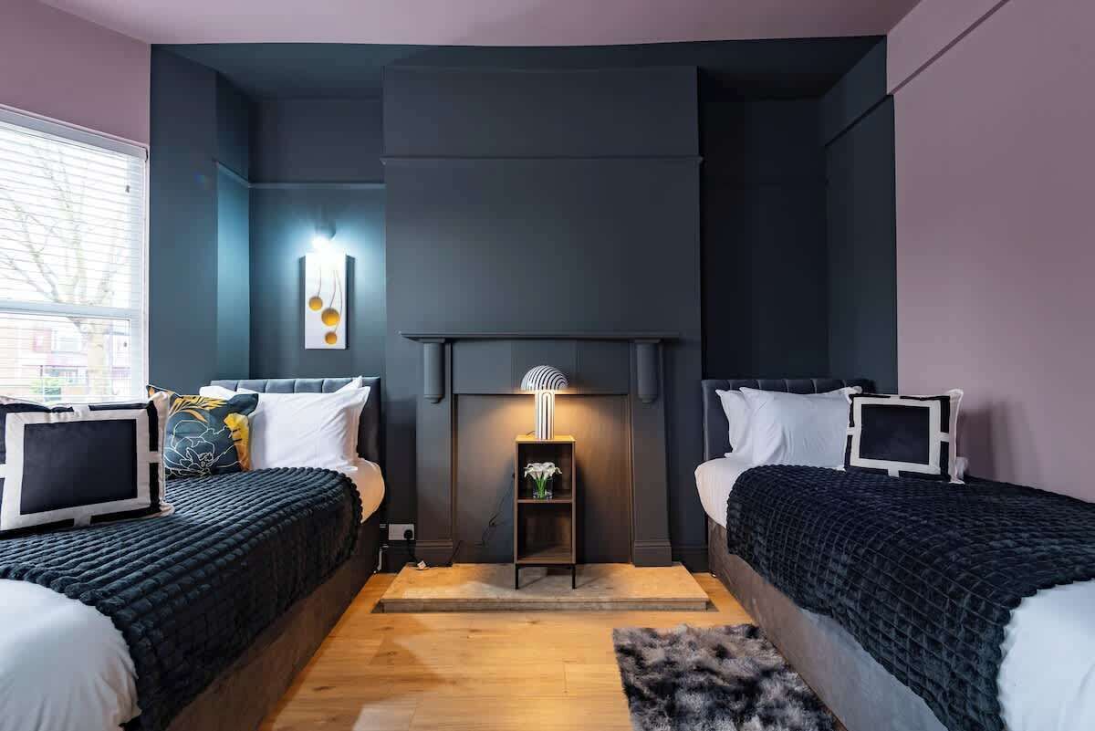 5 bedrooms, desk, iron/ironing board, WiFi (free)