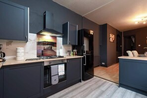 Wasserkocher mit Kaffee-/Teezubehör, Kühlschrank, Mikrowelle, Ofen