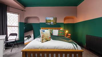 5 bedrooms, iron/ironing board, WiFi (free), bed sheets