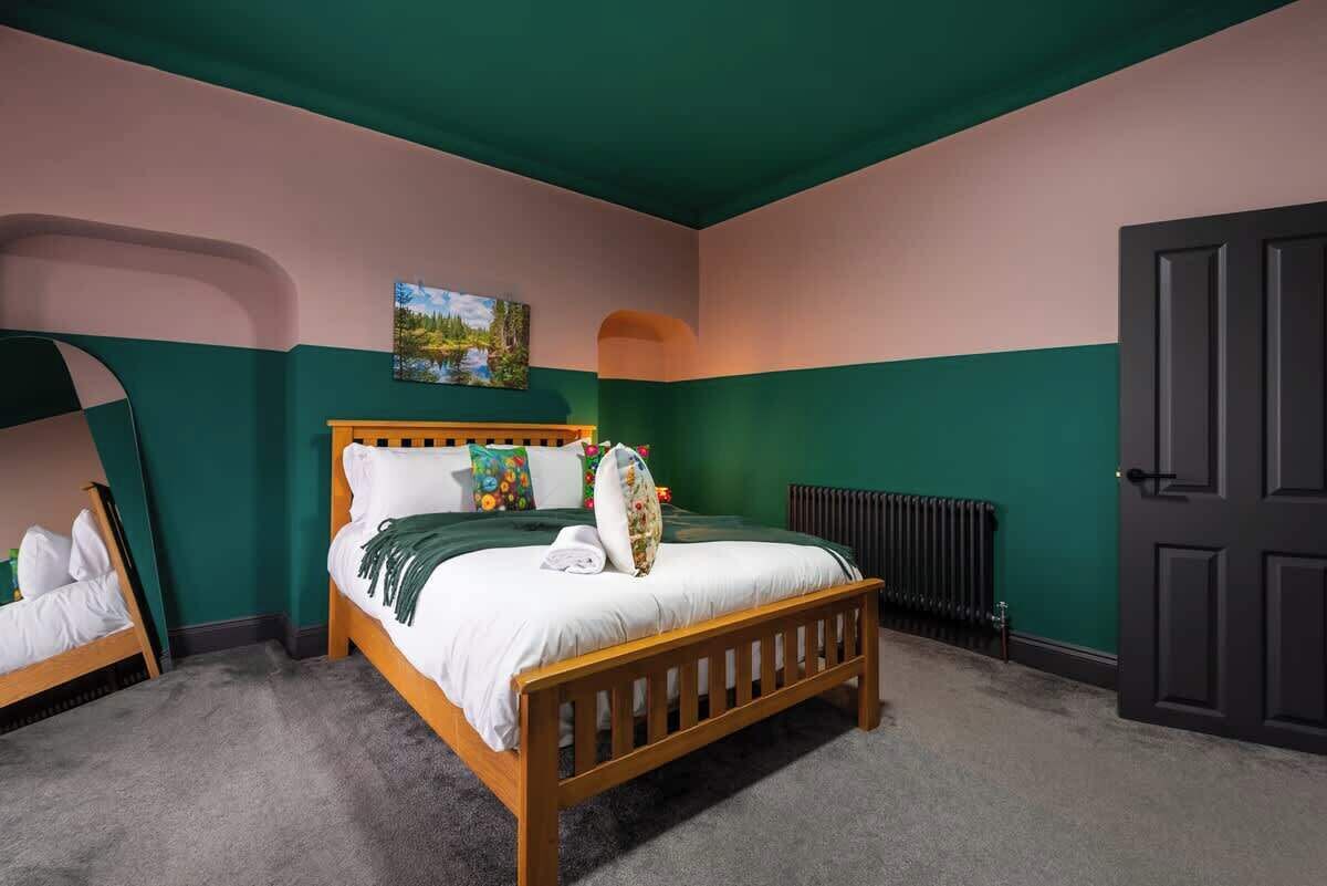 5 bedrooms, desk, iron/ironing board, free WiFi