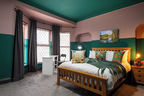 Hull Largest 5BR Home Parking Garden & Games Area