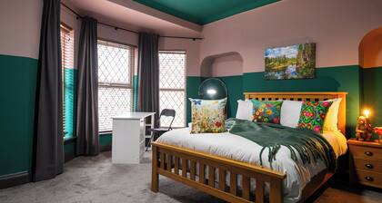 Hull Largest 5BR Home Parking Garden & Games Area