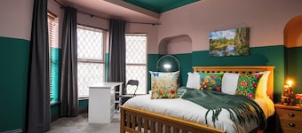 Hull Largest 5BR Home Parking Garden & Games Area