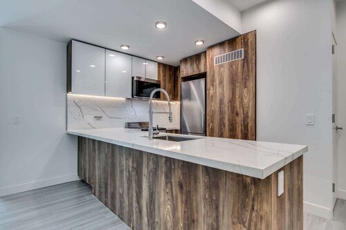 Prime Downtown West End | Quiet 2BR Retreat