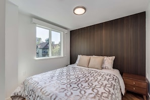 2 bedrooms, desk, iron/ironing board, WiFi