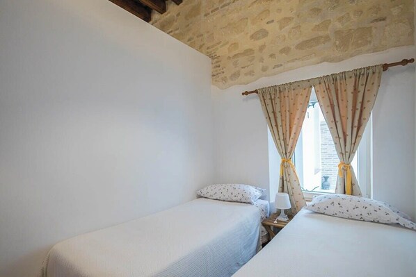 公寓 (Family Two-Bedroom Apartment with Vie)
