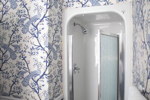 Articles de toilette (gratuits), séchoir à cheveux, serviettes fournies