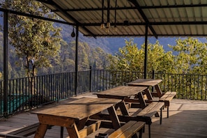 Outdoor dining - Hidden Valley Resort Pangot (Pangoot)