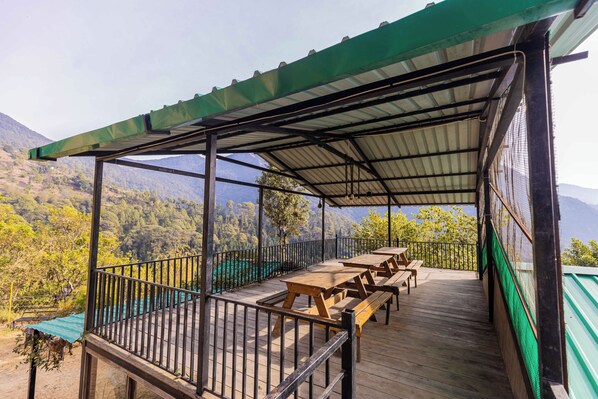 Outdoor dining - Hidden Valley Resort Pangot (Pangoot)