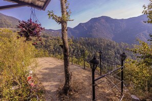 Property grounds - Hidden Valley Resort Pangot (Pangoot)