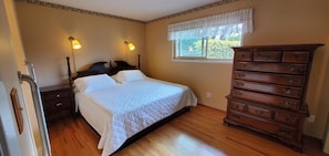 Room - Spacious 4-bedroom furnished home in lovely South Davis with AC, Washer, Dryer (Davis)