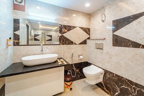 Premium Room with Jacuzzi | Baño | Regadera y toallas 