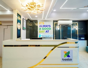 Una recepción con un cartel que dice 'Siempre es un buen día en Treebo'.