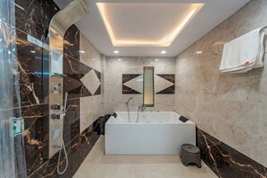 Shower, towels - Treebo Vistara Gold Ujjain Junction (Ujjain)