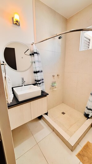 Dusche, Haartrockner, Handtücher, Seife