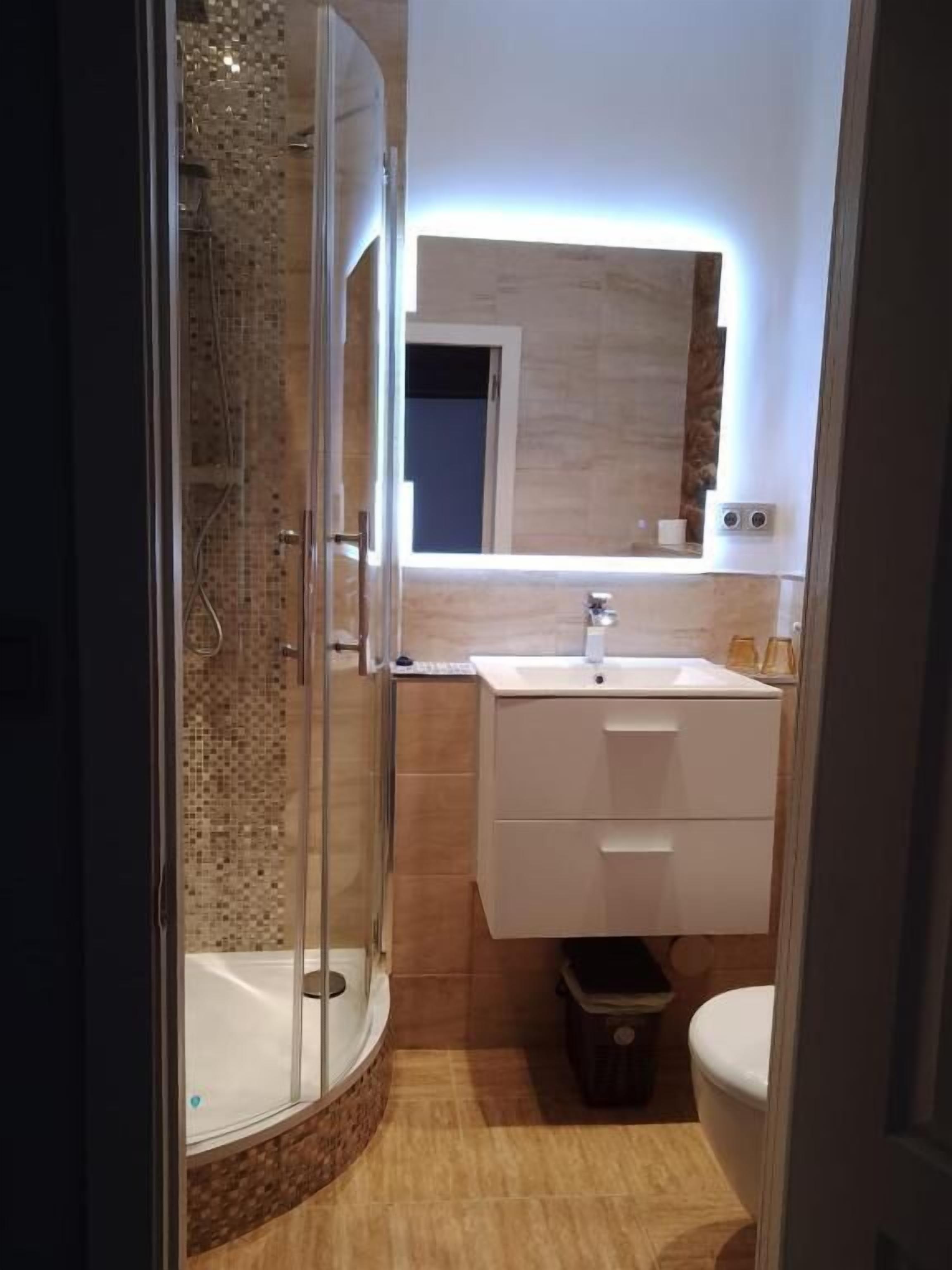 Habitación con 1 cama doble o 2 individuales, balcón, vistas a la ciudad | Baño