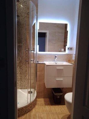 Kahden hengen huone (yksi tai kaksi sänkyä), parveke, kaupunkinäköala | Kylpyhuone