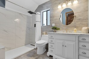 Shower, towels, soap, toilet paper - Up to 10 guest house in welcoming Lake Arrowhead with views (Lake Arrowhead)