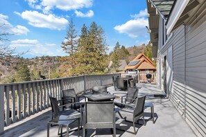 Outdoor dining - Up to 10 guest house in welcoming Lake Arrowhead with views (Lake Arrowhead)