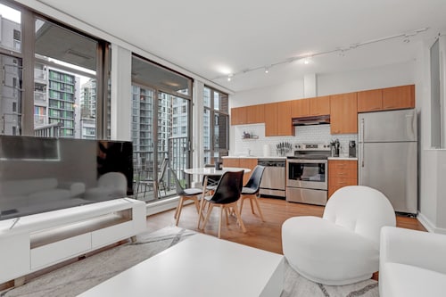 Bright 2-bedroom apartment in beautiful Vancouver with AC and gym access